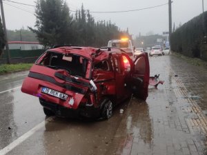 Bursa'da kaza! Ağaca çarpan araçtaki 2 kişi yaralandı