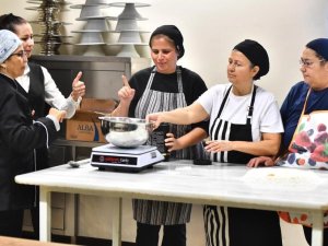 Kursiyerler, işaret diliyle pasta yapıyor
