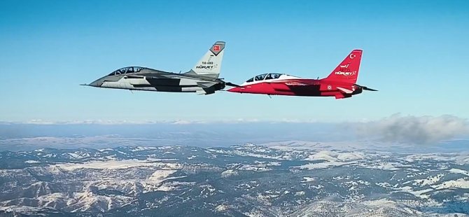 İki HÜRJET aynı anda gökyüzünde