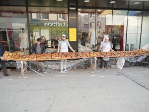 7 metrelik pide görenleri hayrete düşürdü