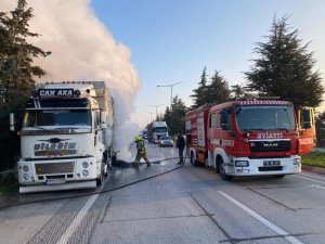 Balataları yanan kamyon yol kapattı