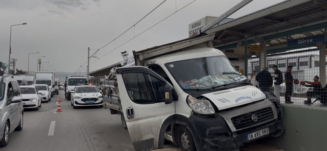 Metro bariyerlerine çarptı