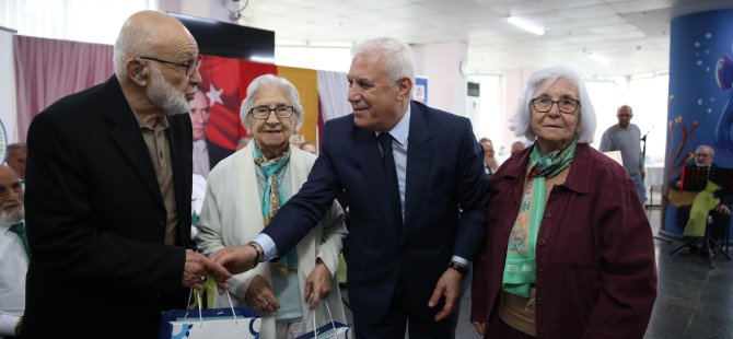 Bozbey’den Huzurevi’ne bayram ziyareti