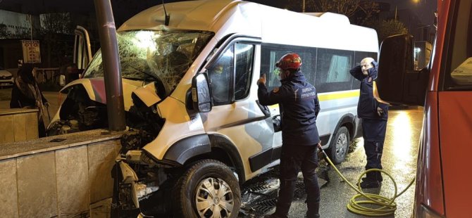 Bursa'da servis minibüsü alt geçit duvarına çarptı