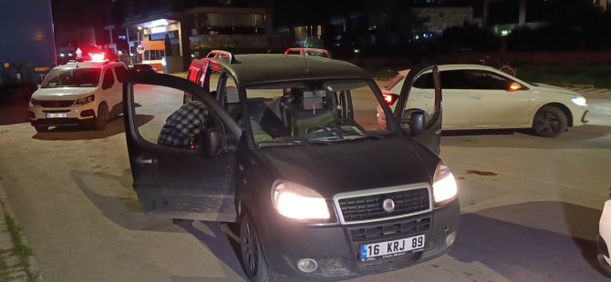 Seyir halindeki araca kurşun yağdırdılar