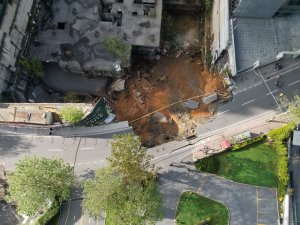 İstanbul'da yol çöktü!