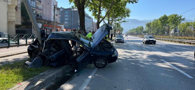 Otomobil bu hale geldi: 1'i ağır 2 yaralı