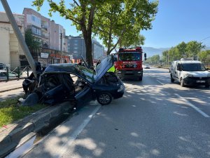 Otomobil bu hale geldi: 1'i ağır 2 yaralı