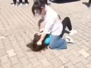 Saçından tutup yerlerde sürükledi