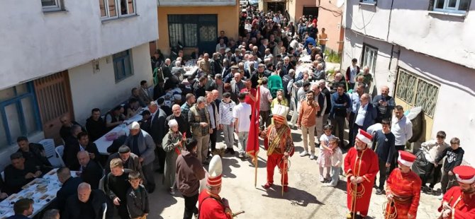 Binlerce kişi 'Dede aşı' için o köye akın etti