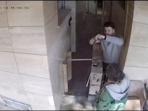Tuvalette altın dolu kese buldu