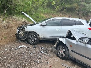 Otomobil ile cip çarpıştı: 3 yaralı