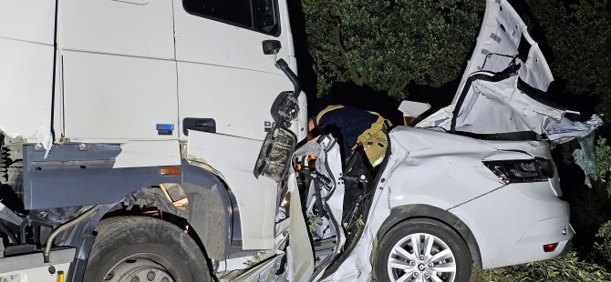 Tır otomobili biçti: 1 ölü, 1 yaralı