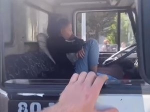 Çaldığı kamyonla kaza yaptı