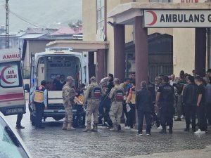 Hakkari'de midibüs devrildi, 6 asker yaralandı