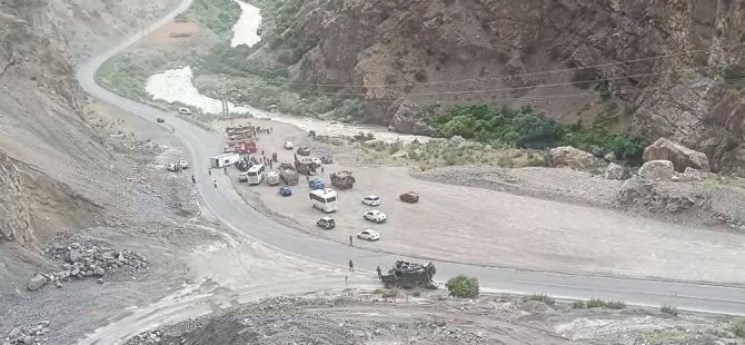 Hakkari'de midibüs devrildi, 6 asker yaralandı