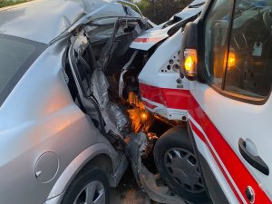 Ambulans ile otomobil çarpıştı, sürücü araca sıkıştı