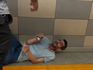 Metro istasyonunda sızıp kaldı