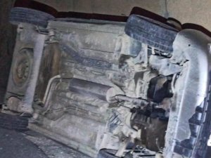 Kontrolden çıkan otomobil devrildi