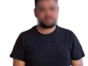 Merdivende çocuğunu tekmeleyen cani adliyede