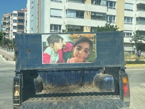 Katledilen Narin'in fotoğrafını yapıştırdı