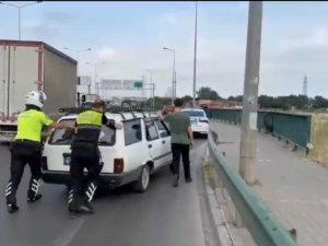Göz yaşlarına boğulan çocuk sınava böyle yetişti
