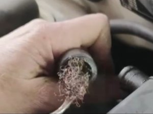 Otomobil motorundan bulaşık teli çıktı