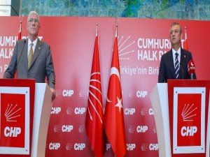 Özgür Özel, Müsavat Dervişoğlu ile bir araya geldi