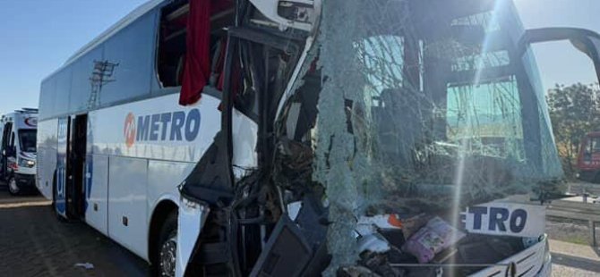 Yolcu otobüsü zincirleme kazaya karıştı: 24 yaralı