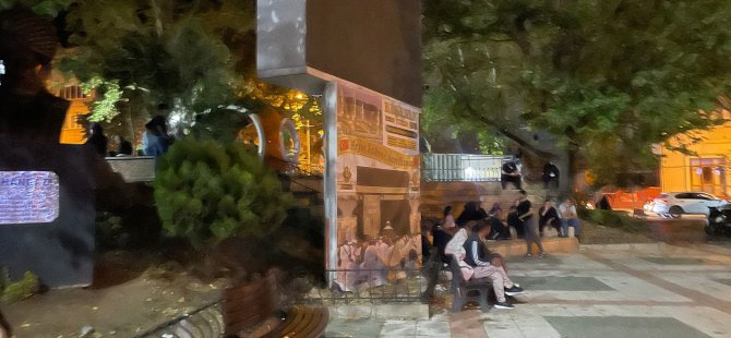 Deprem korkusuyla geceyi sokakta geçirdiler