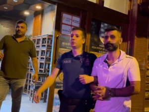 Polise bıçakla saldıran şahıs vuruldu