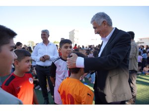 Yaz spor okullarına katılan öğrencilere forma desteği