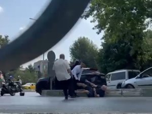 Bursa'da yol vermeme kavgası kamerada