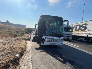 Yolcu otobüsü kamyona çarptı: 1'i ağır 7 yaralı