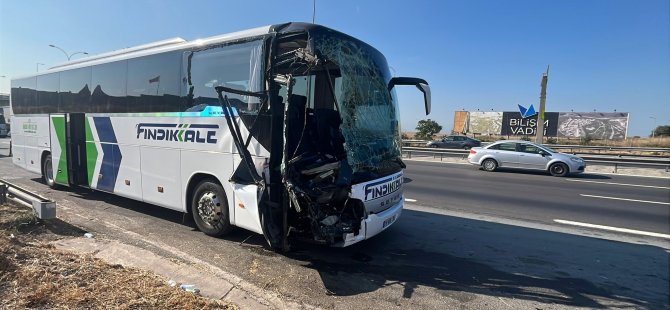 Yolcu otobüsü kamyona çarptı: 1'i ağır 7 yaralı