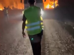 Ekipler alev kapanında kaldılar