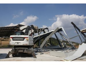 Yolçatı'da kaçak iş yeri yıkıldı