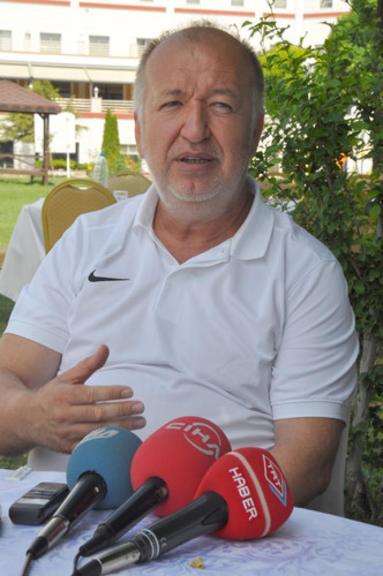 Antalyaspor Başkanı Gencer: Sezon başlamadan stoper transferi yapacağız
