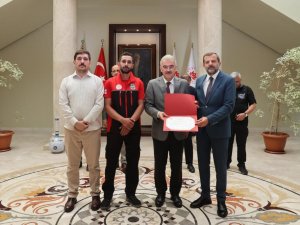 Bursa Valisi Ayyılddız'dan yangın kahramanlarına teşekkür