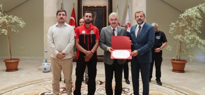Bursa Valisi Ayyılddız'dan yangın kahramanlarına teşekkür