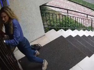 Gülümseten görüntüler Bursa'dan... Yavru kediler, kadını böyle kovaladı