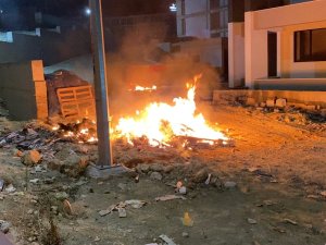 İnşaatta ateş yakan bekçi mahalleyi ayağa kaldırdı