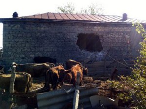 Azeri Savunma Bakanlığı, Ermeni askerlerin vurduğu evin fotoğrafını yayınladı