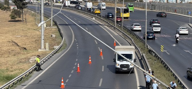 Rüzgar aydınlatma direğini yıktı, E-5 trafiğe kapatıldı