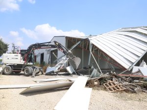 Nilüfer’de kaçak iki iş yeri yıkıldı
