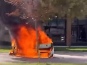 Bursa’da park halindeki otomobil alev topuna döndü