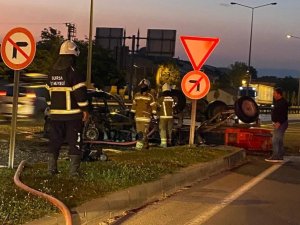 Bursa'da traktöre çarpıp yanan otomobildeki anne-kız yaralandı