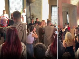 Anıtkabir'de gergin anlar! Görevliler devreye girip dışarı çıkarttı