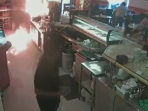 Mayonezin bittiğine sinirlendi, kafeyi ateşe verdi
