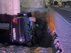 Otomobil üst geçit inşaatına düştü: 4 yaralı